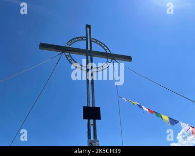 Reither Spitze sommet cross, Nördlinger Hütte, Seefelder Höhenweg, Seefelder Spitze, chemin, sentier, randonnée, nature, montagnes, ciel bleu, Activité, montagnes Karwendel, montagnes Wetterstein, Leutasch, Mösern, Reith, Scharnitz, plateau de TiHochrols, Seefeld, Tirol, Autriche Banque D'Images