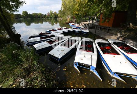 Ludwigsburg, Allemagne. 07th octobre 2022. Les bateaux sont amarrés à un point de location sur un lac en face du château de Monrepos près de Ludwigsburg. Credit: Bernd Weißbrod/dpa/Alay Live News Banque D'Images
