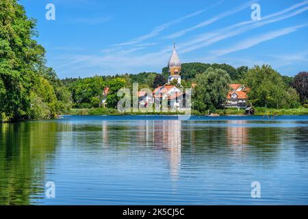 Allemagne, Bavière, Comté de Starnberg, Weßling, Weßlinger See, Vue sur le village, église Christkönig Banque D'Images