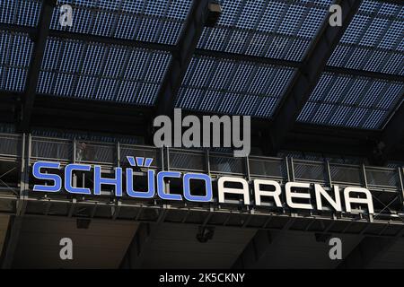 Bielefeld, Allemagne. 07th octobre 2022. Football: 2nd Bundesliga, Arminia Bielefeld - Karlsruher SC, Matchday 11 à la Schüco Arena. Vue d'un panneau du sponsor du stade. Credit: Friso Gentsch/dpa - Nutzung nur nach schriftlicher Vereinbarung mit der dpa/Alay Live News Banque D'Images