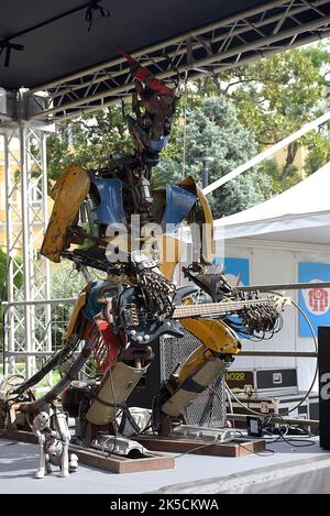 Rome, Italie. 07th octobre 2022. Joueur de basse robot vu lors de l'édition 10th de Maker faire, le plus grand événement européen sur l'innovation. (Photo par Vincenzo Nuzzolese/SOPA Images/Sipa USA) crédit: SIPA USA/Alamy Live News Banque D'Images