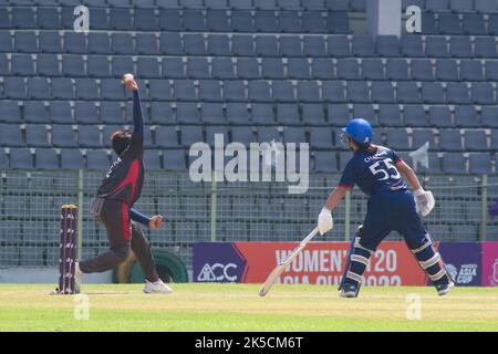 Sylhet, Bangladesh. 7th octobre 2022. Chaya Mughal, de l'équipe des Émirats arabes Unis, s'oppose à la Thaïlande lors de la T20 coupe de l'Asie 2022 du cricket féminin au stade international de Sylhet. On 7 octobre 2022 à Sylhet, au Bangladesh. (Credit image: © MD Rafayat Haque Khan Eyepix G/eyepix via ZUMA Press Wire) Banque D'Images