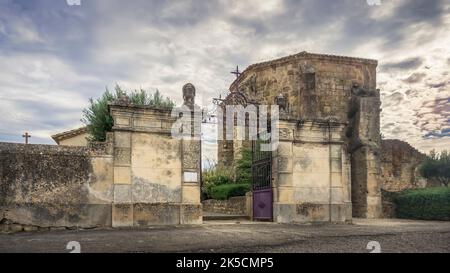 Entrée du cimetière à Bizanet. Banque D'Images