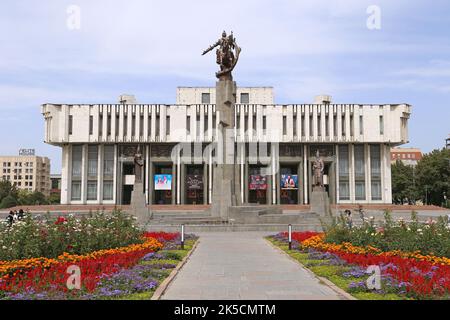 Statue de Manas, salle de concert philharmonique d'État, avenue Chui, Bichkek, région de Bichkek, Kirghizistan, Asie centrale Banque D'Images