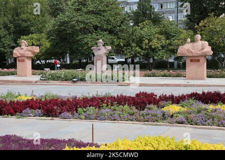 Statues de Manaschi (conteurs traditionnels), salle de concert philharmonique d'État, avenue Chui, Bichkek, région de Bichkek, Kirghizistan, Asie centrale Banque D'Images