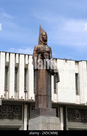 Statue de Kanykai - épouse de Manas, salle de concert philharmonique d'État, avenue Chui, Bichkek, région de Bichkek, Kirghizistan, Asie centrale Banque D'Images