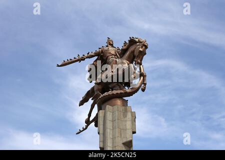 Statue de Manas, salle de concert philharmonique d'État, avenue Chui, Bichkek, région de Bichkek, Kirghizistan, Asie centrale Banque D'Images