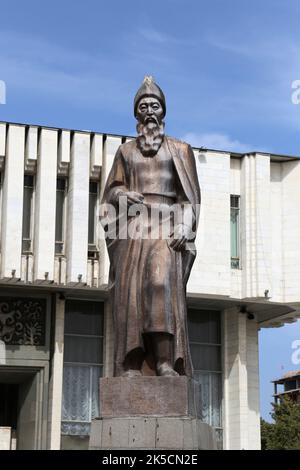 Statue de Bakai - ami et conseiller de Manas, salle de concert philharmonique d'État, avenue Cui, Bichkek, région de Bichkek, Kirghizistan, Asie centrale Banque D'Images