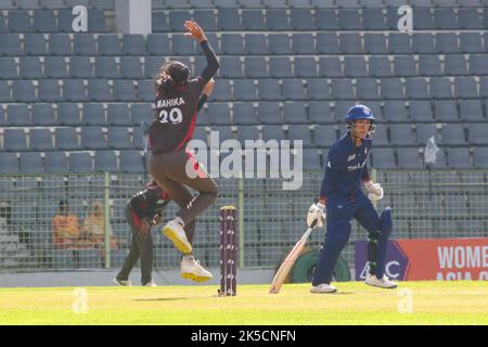 Sylhet, Bangladesh. 7th octobre 2022. Bawler Mahika Gaur, de l'équipe des Émirats arabes Unis, en action contre la Thaïlande lors de la T20 coupe d'Asie 2022 du cricket féminin au stade international de Sylhet. On 7 octobre 2022 à Sylhet, au Bangladesh. (Credit image: © MD Rafayat Haque Khan Eyepix G/eyepix via ZUMA Press Wire) Banque D'Images