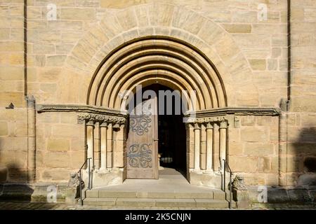 Allemagne, Bavière, Dinkelsbühl, église paroissiale catholique de Saint-Georges. Entrée romane tardive sur la tour ouest. Banque D'Images