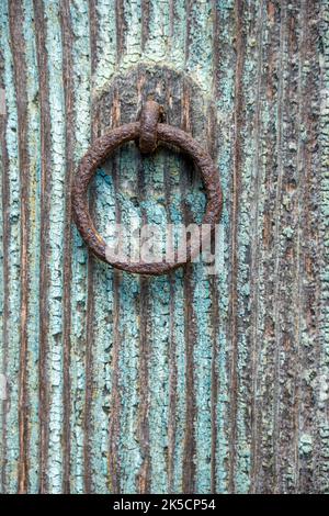 Porte rouillée sur une porte en bois. Banque D'Images