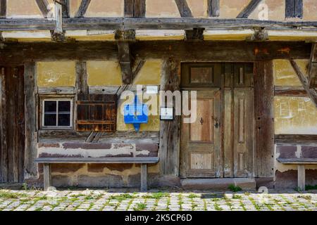 Allemagne, Bavière, Bad Windsheim, ancienne boîte aux lettres bleue. Banque D'Images