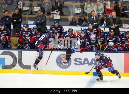 Linköping HC vs. HV71, Ligue suédoise de hockey, dans l'arène Saab, Linköping, Suède. Sur la photo: N° 23 Niklas Persson et l'entraîneur Dan Tangnes, Linköping HC, entre autres. Banque D'Images