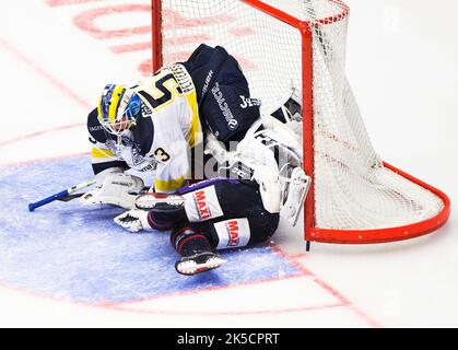 Linköping HC vs. HV71, Ligue suédoise de hockey, dans l'arène Saab, Linköping, Suède. Sur la photo: 53 Fredrik Pettersson-Wentzel, gardien de but HV71, et un joueur de Linköping HC. Banque D'Images