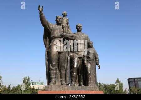 WW2 statues de la victoire sur la place Pobeda (victoire), Bichkek, région de la ville de Bichkek, Kirghizistan, Asie centrale Banque D'Images