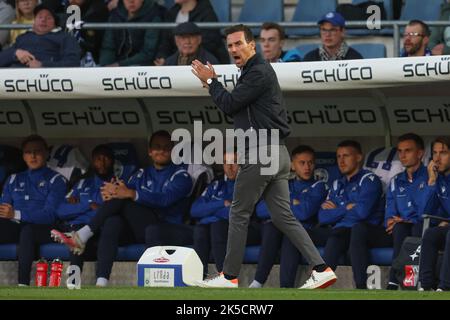 Bielefeld, Allemagne. 07th octobre 2022. Football: 2nd Bundesliga, Arminia Bielefeld - Karlsruher SC, Matchday 11 à la Schüco Arena. Christian Eichner, entraîneur de Karlsruhe, se tient sur la touche et applaudit. Credit: Friso Gentsch/dpa - Nutzung nur nach schriftlicher Vereinbarung mit der dpa/Alay Live News Banque D'Images