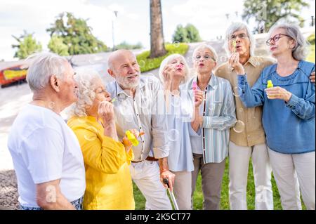 Groupe de personnes âgées heureux se liant à l'extérieur du parc - personnes âgées à l'âge de 60, 70, 80 avoir du plaisir et passer du temps ensemble, des concepts à propos Banque D'Images