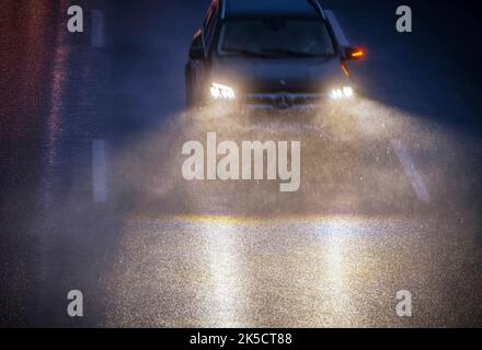 Autoroute sous la pluie la nuit Banque D'Images