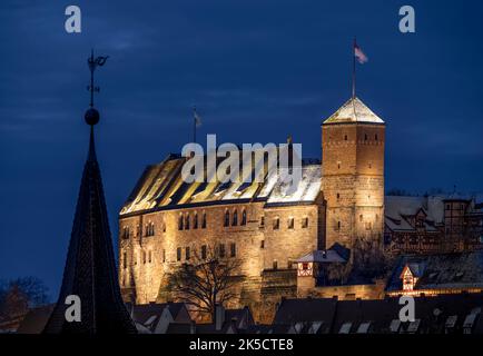 Kaiserburg à Nuremberg la nuit Banque D'Images