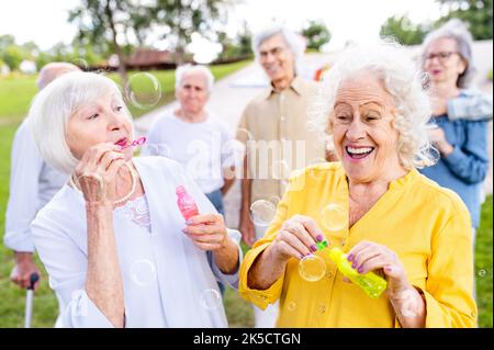 Groupe de personnes âgées heureux se liant à l'extérieur du parc - personnes âgées à l'âge de 60, 70, 80 avoir du plaisir et passer du temps ensemble, des concepts à propos Banque D'Images