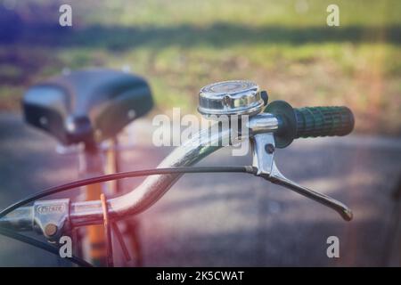 Italie, Vénétie, Padoue. Vélo urbain, détails du guidon avec cloche, poignée et levier de frein Banque D'Images