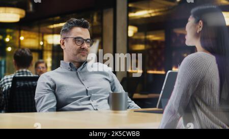 Une femme parle à l'appel avec son ami à l'aide d'un logiciel holographique. L'hologramme de la femme apparaît devant l'homme recevant l'appel. Effets spéciaux VFX. Concept de technologie futuriste. Banque D'Images