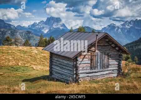 Italie, Vénétie, province de Belluno, Rocca Pietore, Laste alm. Chalet rustique en bois sur un plateau vert de haute montagne dans les Dolomites Banque D'Images