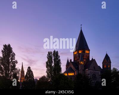 Temple neuf du Pont Moyen au crépuscule, Metz, France Banque D'Images