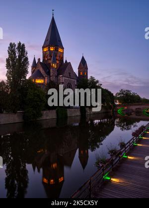 Temple neuf du Pont Moyen au crépuscule, Metz, France Banque D'Images