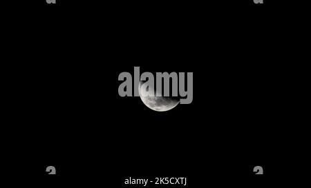 Le premier quart de lune est photographié de la Station spatiale internationale, alors qu'il était en orbite à 266 kilomètres au-dessus de l'océan Indien au sud d'Adélaïde, en Australie. Banque D'Images