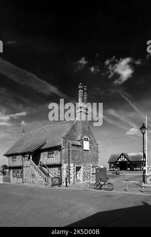 Le Moot Hall et la promenade de la ville d'Aldeburgh, Suffolk, East Anglia, Angleterre Banque D'Images