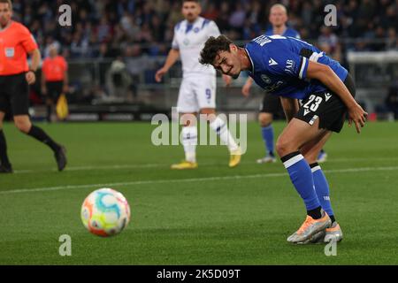 Bielefeld, Allemagne. 07th octobre 2022. Football: 2nd Bundesliga, Arminia Bielefeld - Karlsruher SC, Matchday 11 à la Schüco Arena. Janni Serra de Bielefeld s'occupe du ballon. Credit: Friso Gentsch/dpa - Nutzung nur nach schriftlicher Vereinbarung mit der dpa/Alay Live News Banque D'Images