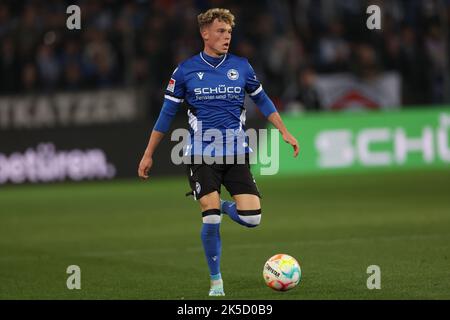 Bielefeld, Allemagne. 07th octobre 2022. Soccer : 2. Bundesliga, Arminia Bielefeld - Karlsruher SC, Matchday 11 à la Schüco Arena. Robin Hack de Bielefeld est à la tête du ballon. Credit: Friso Gentsch/dpa - Nutzung nur nach schriftlicher Vereinbarung mit der dpa/Alay Live News Banque D'Images