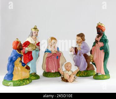 Noël scène de nativité isolée avec trois Sages présentant des cadeaux à bébé Jésus, Marie & Joseph sur fond blanc Banque D'Images