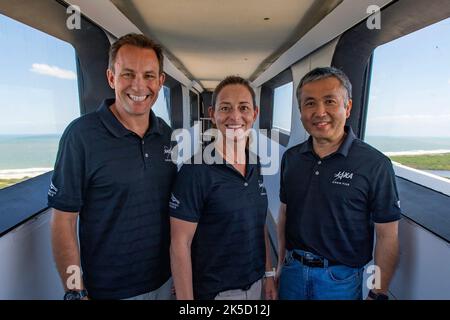 De gauche à droite, les astronautes de la NASA Josh Cassada et Nicole Mann, ainsi que l'astronaute JAXA (Agence japonaise d'exploration aérospatiale) Koichi Wakata, sont photographiés à l'intérieur de l'arme d'accès de l'équipage au Launch Complex 39A lors d'une visite au Kennedy Space Center de l'agence en Floride, à 10 mai 2022. Cassada, Mann et Wakata, ainsi que le coscosmos cosmonaute Anna Kikina, se lanceront à la Station spatiale internationale dans le cadre de la mission SpaceX Crew-5 de la NASA pour le programme commercial Crew de l’agence. Le décollage de la fusée Falcon 9 de SpaceX et du vaisseau spatial Crew Dragon est prévu pour le 3 octobre 2022, à partir du complexe de lancement 39A de Kennedy. Banque D'Images