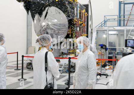 Le vaisseau spatial de la mission Psyche de la NASA est préparé pour le lancement au Kennedy Space Center en août 2022, après le travail final dans la salle blanche du JPL. La mission explorera l'astéroïde Psyché, riche en métal. La chercheuse principale Lindy Elkins-Tanton est présentée dans des entrevues avec les médias avant le lancement. Banque D'Images
