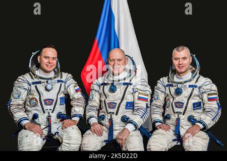 Les membres d'équipage du Soyouz MS-21 (à partir de la gauche) Sergei Korsalov, Oleg Artemyev et Denis Matveev posent pour un portrait au Centre d'entraînement des cosmonautes de Gagarin en Russie. Ils serviront à bord de la Station spatiale internationale en tant que membres d'équipage de l'expédition 67. Banque D'Images