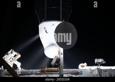 Des panaches sont visibles depuis les moteurs Draco du SpaceX Cargo Dragon lorsqu'il se déclenche suite à un décrochage du port orienté vers l'espace du module Harmony sur la Station spatiale internationale. Banque D'Images