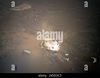 Cette image du renfort arrière de persévérance, debout à la surface du cratère de Jezero, a été collectée à une altitude de 8 26 mètres par l'hélicoptère Ingenuity Mars de la NASA lors de son vol de 26th à Mars sur 19 avril 2022. Les ingénieurs travaillant sur le programme de retour d'échantillons Mars ont demandé que les images soient prises d'un point de vue aérien des composants, car ils pourraient fournir un aperçu des performances des composants lors de l'entrée, de la descente et de l'atterrissage du rover le 18 février 2021. L'enchevêtrement de câbles vu en streaming depuis le haut de la coque arrière, et enduit de poussière martienne sur la surface, sont Banque D'Images