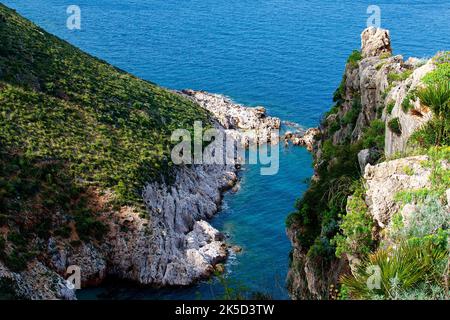 Italie, Sicile, Parc National de Zingaro, printemps, petite baie profonde, rochers, bleu-vert de mer, pas de ciel Banque D'Images