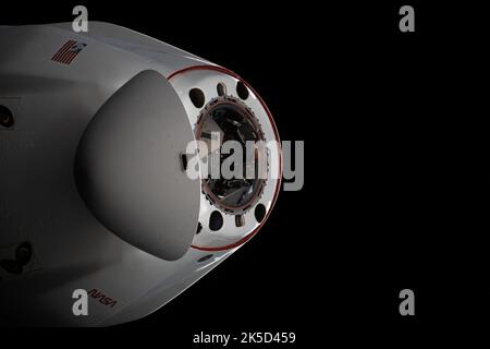 La capsule pressurisée du vaisseau de ravitaillement SpaceX Cargo Dragon avec son cône de nez ouvert est illustrée lorsque le véhicule quitte la Station spatiale internationale. Banque D'Images