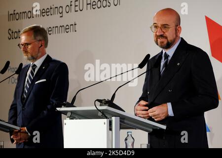 Prague, République tchèque. 07th octobre 2022. Le Premier ministre tchèque Fiala, le Président du Conseil de l'UE Michel et le Président de la Commission européenne Von der Leyen donnent une conférence de presse à l'issue d'un sommet informel de l'UE à Prague, en République tchèque, sur 7 octobre 2022. Crédit: ALEXANDROS MICHAILIDIS/Alamy Live News Banque D'Images