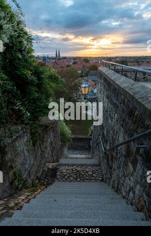 Escaliers vers Münzenberg, lever du soleil, vieille ville, site classé au patrimoine mondial de l'UNESCO, Quedlinburg, Saxe-Anhalt, Allemagne Banque D'Images