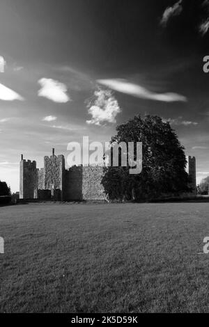 Vue sur le château de Framingham (1157-1216,) village de Framingham, comté de Suffolk, Angleterre, Royaume-Uni Banque D'Images