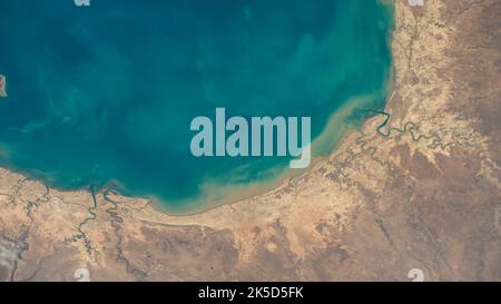 Le sud-est du golfe de Carpentaria au large des côtes du Queensland, en Australie, est observé depuis la Station spatiale internationale à une altitude d'environ 260 miles, montrant le littoral et les eaux environnantes. Banque D'Images
