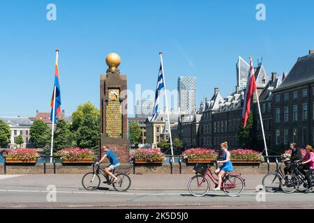 Pays-Bas, la Haye, Buitenhof, cyclistes en mouvement flou Banque D'Images