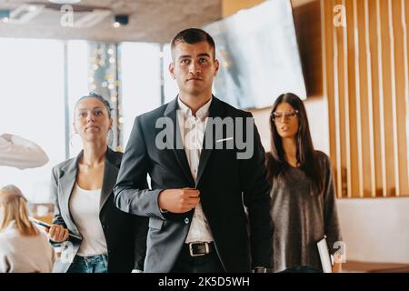 Groupe de personnes d'affaires réussies debout ensemble au bureau. Banque D'Images