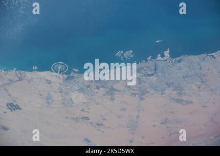 Dubaï, aux Émirats arabes Unis, est visible depuis la Station spatiale internationale à 258 miles d'altitude, avec les îles artificielles de Palm Jebel Ali, Palm Jumeirah et les îles du monde. Banque D'Images