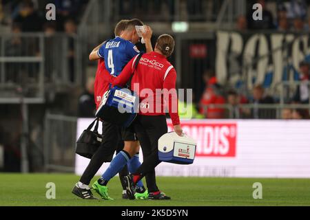 Bielefeld, Allemagne. 07th octobre 2022. Football: 2nd Bundesliga, Arminia Bielefeld - Karlsruher SC, Matchday 11 à la Schüco Arena. Frederik Jäkel, de Bielefeld, quitte le terrain pour des blessures. Credit: Friso Gentsch/dpa - Nutzung nur nach schriftlicher Vereinbarung mit der dpa/Alay Live News Banque D'Images