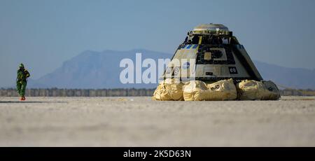 Les équipes de Boeing HAZMAT ont travaillé autour du CST-100 Starliner après son atterrissage OFT-2 à White Sands Space Harbor au Nouveau-Mexique le 25 mai 2022, complétant la mission sans équipage vers l'ISS. Banque D'Images